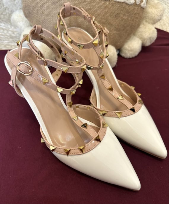 Scarpe bianche vernice borchiette oro - immagine 4