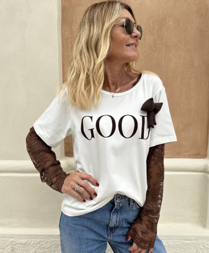 t-shirt con spilla e maglia in pizzo staccata