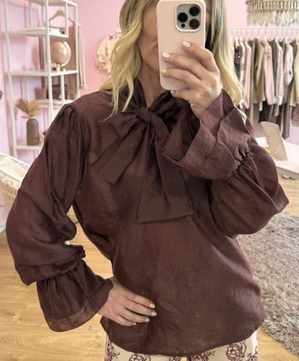 camicia con fiocco color vino